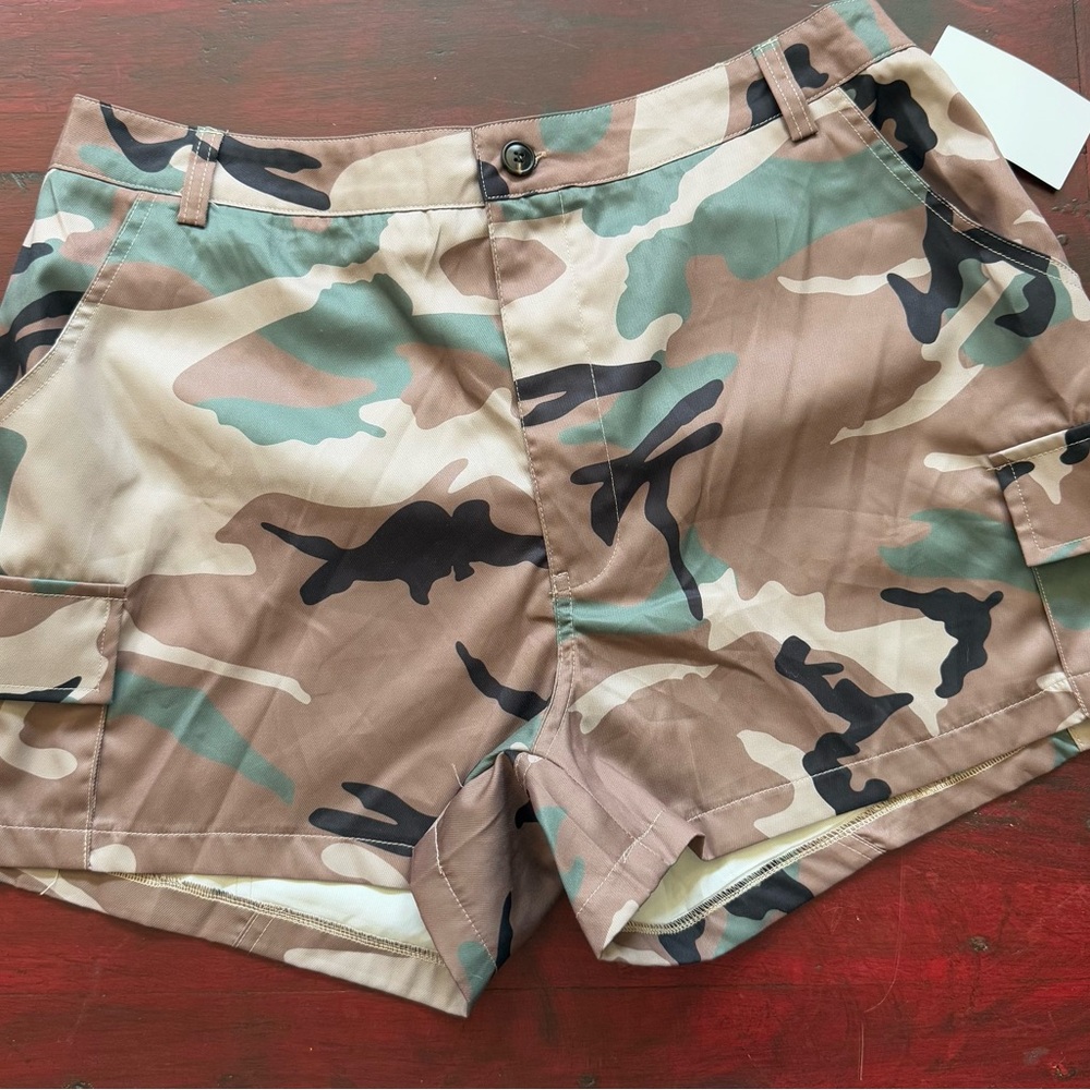 NWT CAMO CARGO SHORTS, WOMEN, XXL